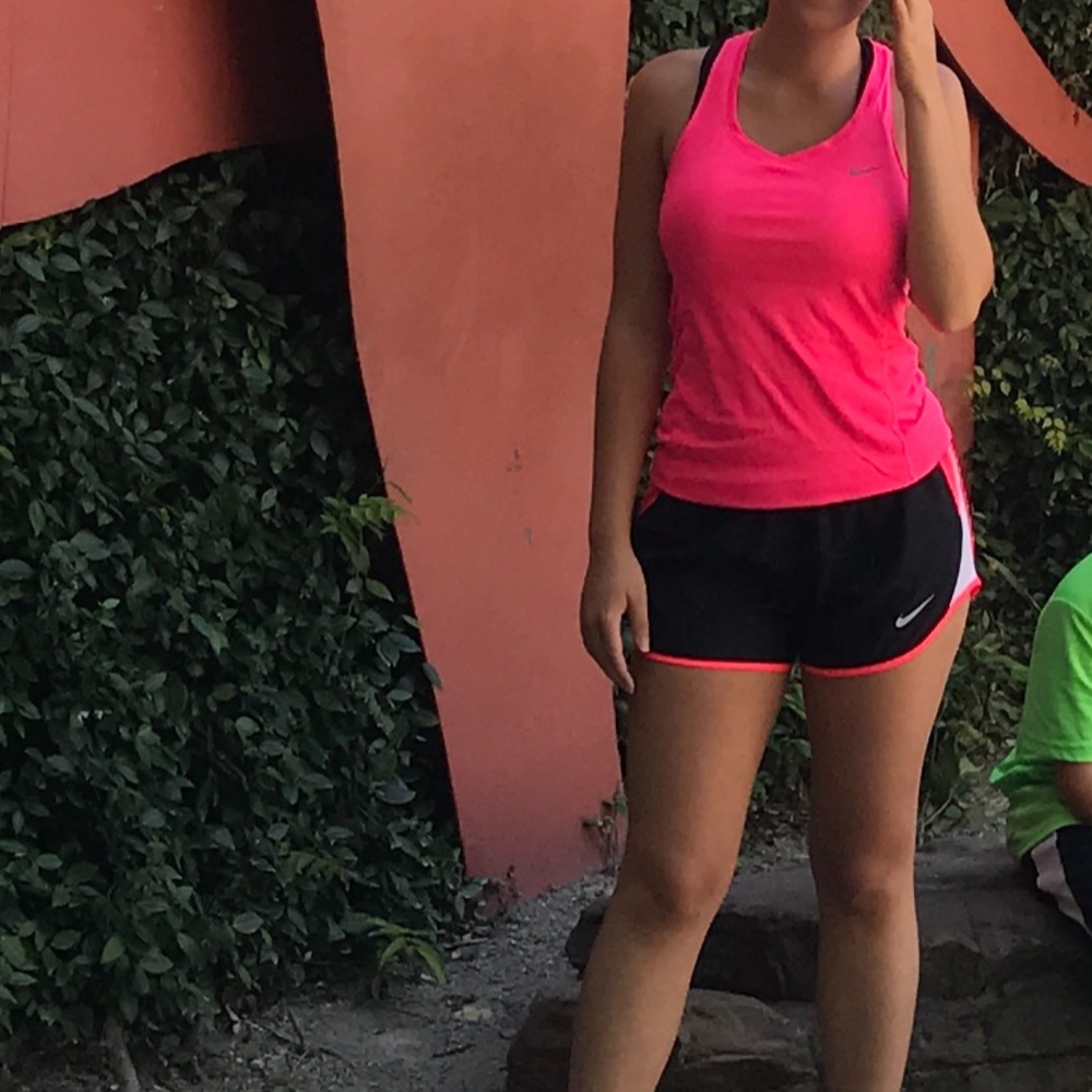 ✔️Nike Racerback Tank✔️ - Picture 2 of 4